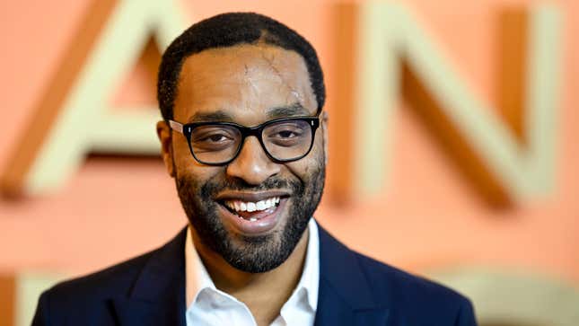 Chiwetel Ejiofor smiles on a red carpet